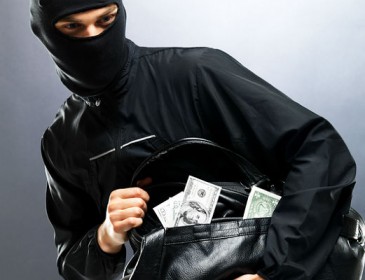 В США грабитель разделся догола и разбрасывал на улице деньги