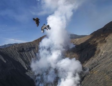 Срочно! В Италии разбушевался вулкан: горят леса, туристы спасаются бегством