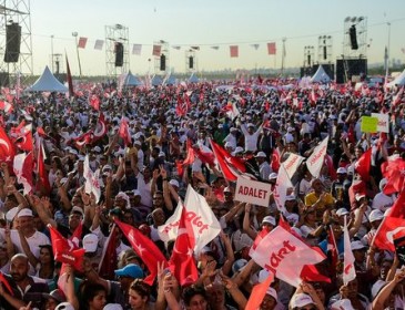 В Стамбуле сотни тысяч человек вышли на акцию протеста против Эрдогана