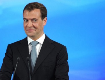 «Мальчик потерался»: Медведев отличился странным поведением на похоронах экс-лидера ЕС