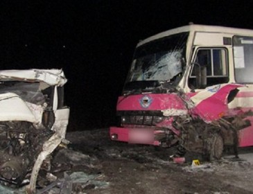 Жуткая авария в Южной Корее: автобус превратил три легковушки в месиво