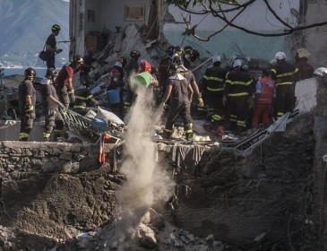 Трагедия в Неаполе: Обрушился жилой дом! Восемь погибших