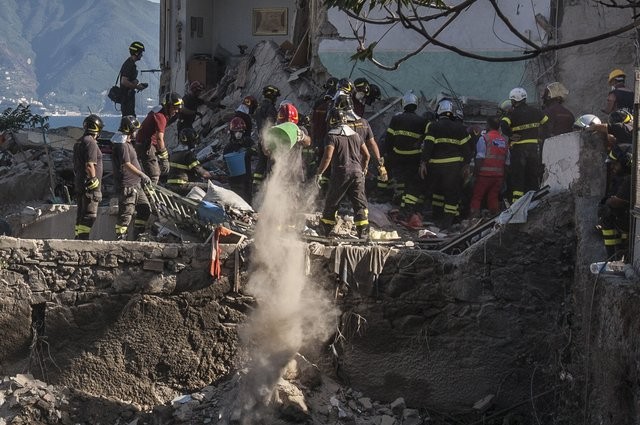 Трагедия в Неаполе: Обрушился жилой дом! Восемь погибших