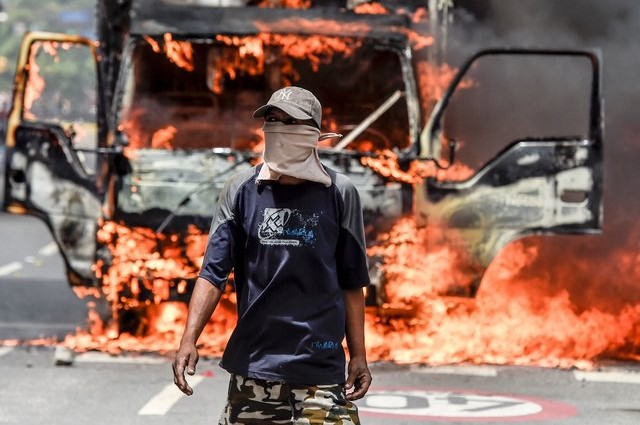 Протесты в Венесуэле: на улицах льется кровь и полыхают пожары