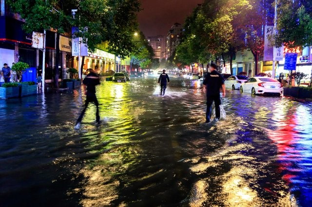 Китай уходит под воду: потоки ливней сносят машины, магазины и дома