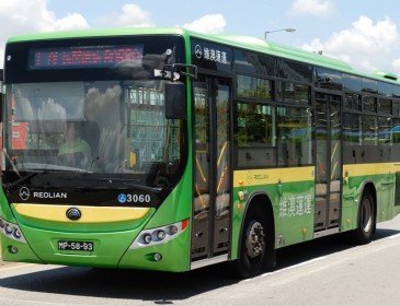 Китайский школьник угнал автобус и почти час катался по городу! (фото)