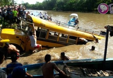 Срочно! Автобус с пассажирами въехал в реку: девять погибших