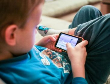 Родителям на заметку: как отучить детей от смартфонов