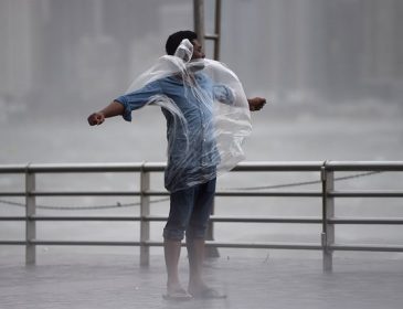 Мощный тайфун ударил по Гонконгу: появились фото