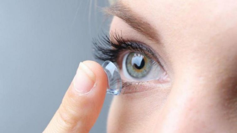 Большинство людей неправильно используют контактные линзы