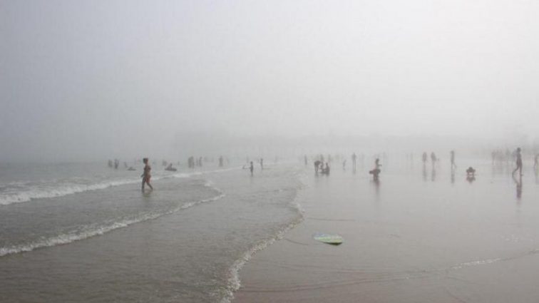 Ядовитый туман окутал популярный пляж: сотни пострадавших