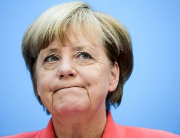 Меркель забросали помидорами во время выступления. Ее реакция поражает!
