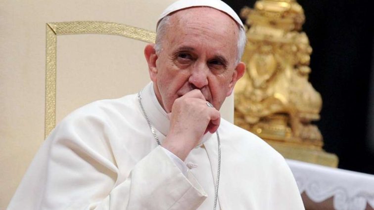 Забрызганный кровью Папа Римский, с рассечённой бровью и синяком под глазом на проповеди: Что случилось с Франциском? (фото)