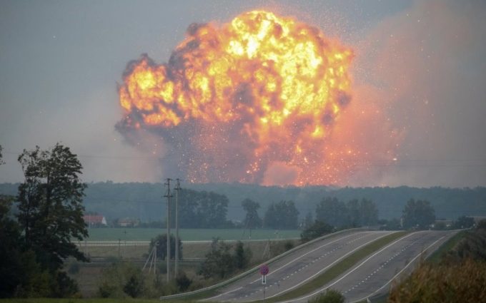 Взрывы на складе боеприпасов в Виннице: 30 000 человек эвакуированы (видео)