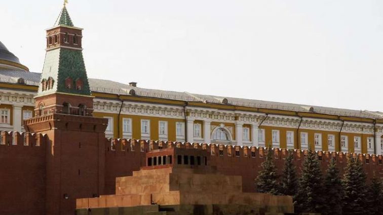 У стен Кремля отчаянная группа людей занимались вандализмом (фото)