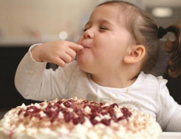 Как научить ребенка не переедать сладостей