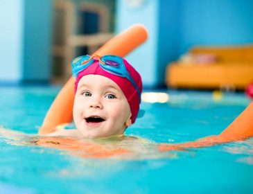 Как научиться плавать ребенку