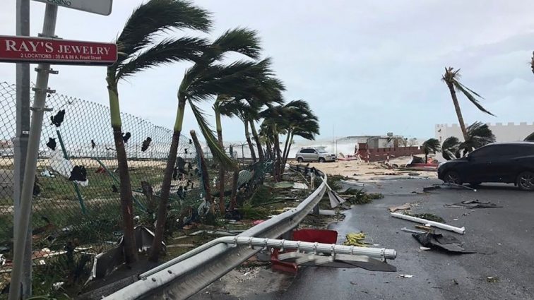 Самый большой ураган уничтожает целые острова. Люди не знают, как выжить