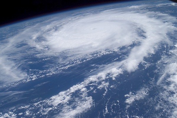 На Европу надвигается мощный тропический ураган Офелия