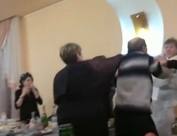 Отец жениха жестоко избил невесту сына, прямо на свадьбе (Видео)