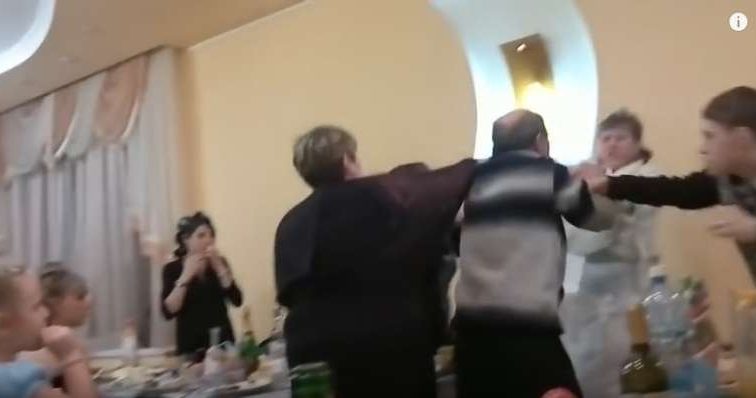Отец жениха жестоко избил невесту сына, прямо на свадьбе (Видео)