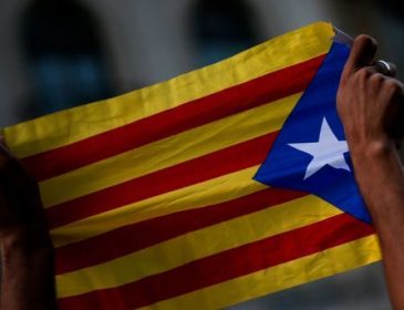 В Испании тысячи людей протестуют против независимости Каталонии