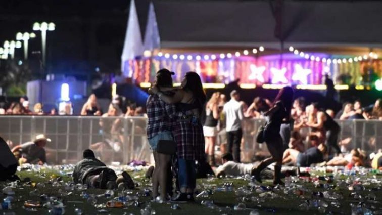 Жертвы бойни в Лас-Вегасе умирали на руках зрителей, а концерт продолжался