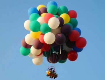 Британец воплотил мечту: поднялся в небо на воздушных шарах (видео)