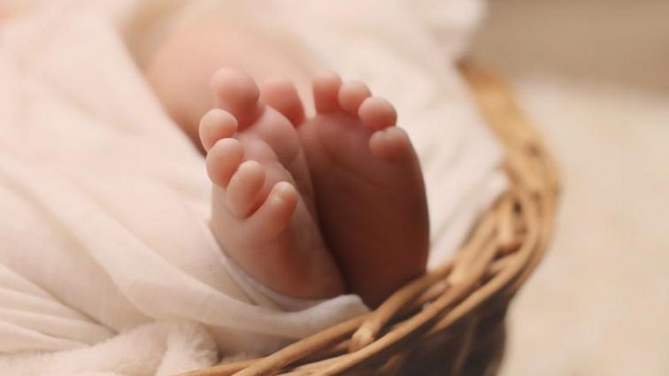 Они не могли расстаться с ребенком: Пара устроила фотосессию с мертвым младенцем