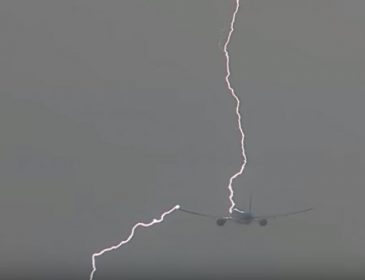 Блогер зафиксировал видео, на котором молния попала в пассажирский самолет (видео)