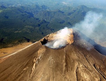 Один из опаснейших вулканов мира взорвался (Видео)