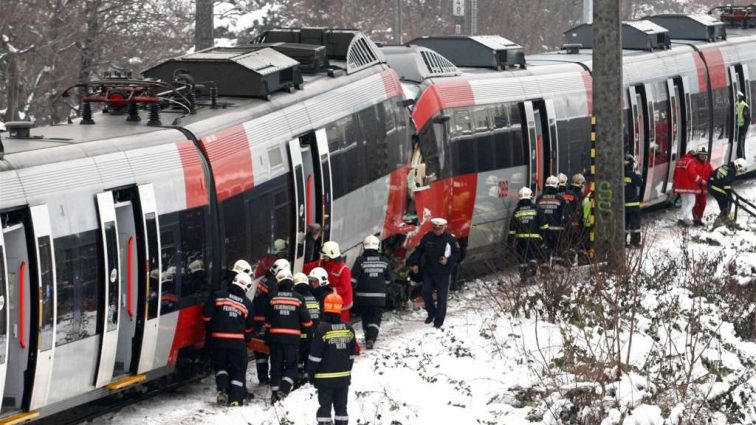 Столкновение на железной дороге: десятки пострадавших