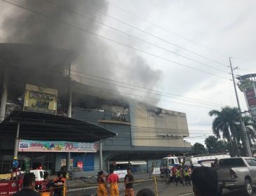 Страшный пожар охватил торговый центр: Около ста пострадавших и сорока пропавших без вести.