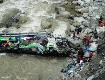 Трагическая весть! Автобус упал в реку: десятки людей погибли и пострадали