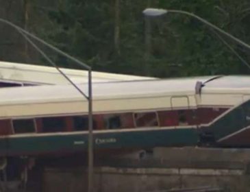 Пассажирский поезд на полном ходу упал с моста на шоссе: 77 пострадавших
