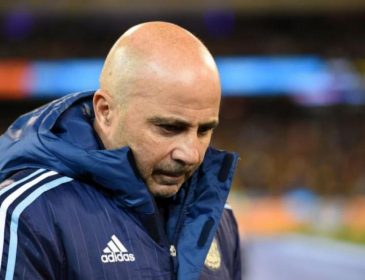 Тренер сборной Аргентины по футболу оскорбил полицейского