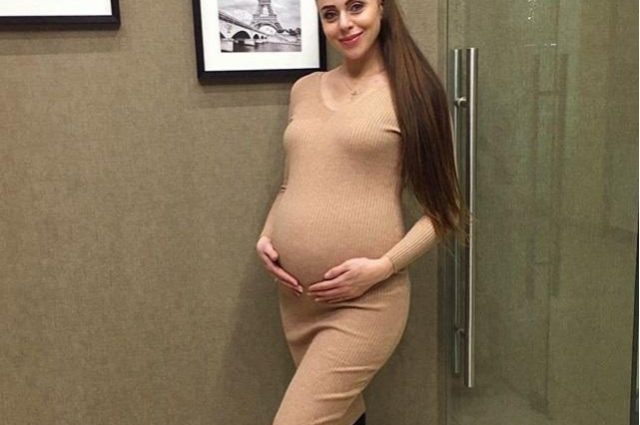 «Не удосужилась надеть ради фото накладной живот» —  Ольга Рапунцель вызвала подозрения касательно реальности ее беременности