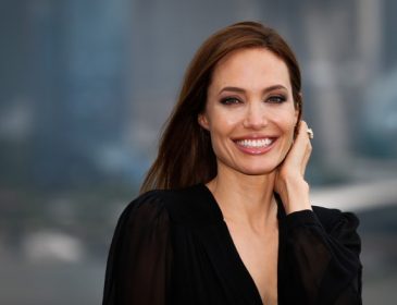 Невероятная Анджелина Джоли вышла в свет в соблазнительном прозрачном платье