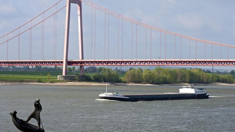 Туристический теплоход врезался в мост: пострадали 29 человек