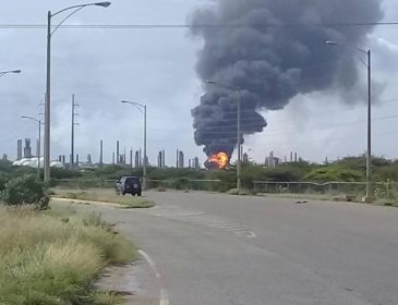 «Дым окутал целый город»: горит крупный нефтяной завод