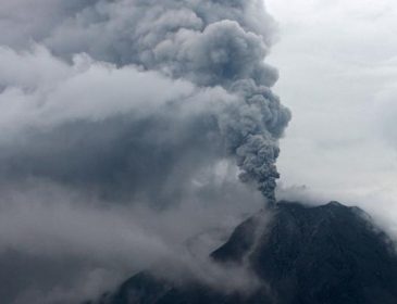 Извержение вулкана: на острове объявили высший уровень опасности