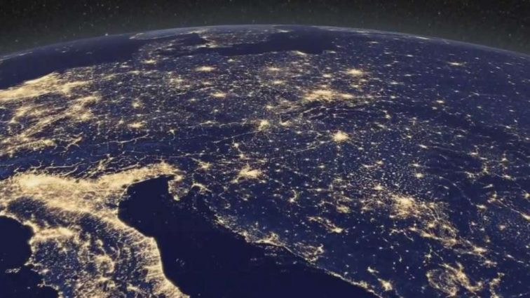 Черная дыра и Земля ночью: самые популярные снимки космоса