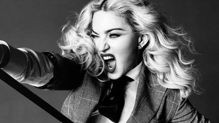 Топлесс-фото опухшей 60-летней Мадонны стало хитом дня