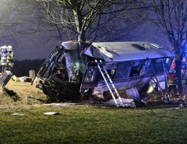 Столкновения автобуса с легковым автомобилем: есть пострадавшие