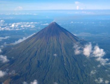 Жизнь приостановилась: произошло мощное извержение вулкана