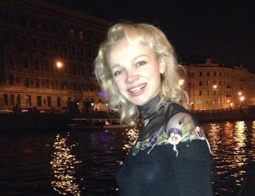 «Мне осталась одна забава»: Цымбалюк-Романовская вышла в свет в откровенном платье