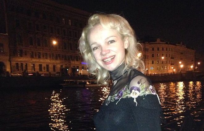 «Мне осталась одна забава»: Цымбалюк-Романовская вышла в свет в откровенном платье
