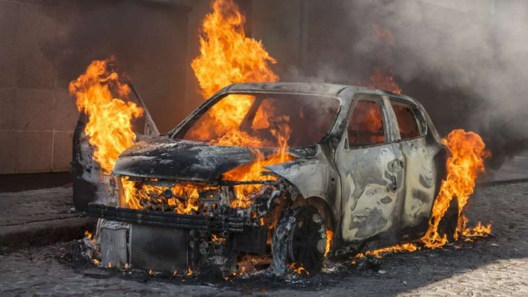 Подожгла более 120 автомобилей: девочка -подросток уничтожала машины