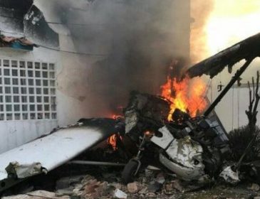 Самолет упал на жилой дом: есть погибшие