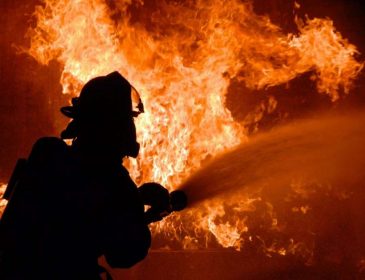 Разрушительный пожар на рынке: на месте происшествия работают спасательные бригады